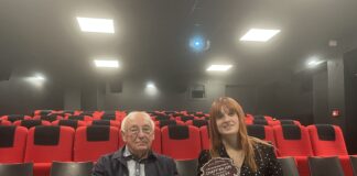 Jean-Claude Goudot et Orianne Vatin tenant un vestige de la Librairie-Imprimerie Chaffanjon