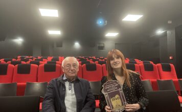 Jean-Claude Goudot et Orianne Vatin tenant un vestige de la Librairie-Imprimerie Chaffanjon