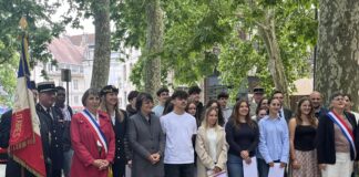 des élèves des lycées Louis Pasteur et Ledoux et Anne Vignot, maire de Besançon