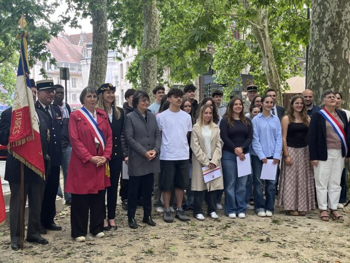 des élèves des lycées Louis Pasteur et Ledoux et Anne Vignot, maire de Besançon
