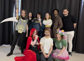 Besançon. Du théâtre en anglais par une troupe de jeunes Bisontins La troupe/équipe de l'association Drama Tea'c Circus
