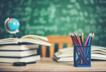 Salle de classe avec des livres, des crayons et un globe