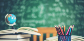 Salle de classe avec des livres, des crayons et un globe