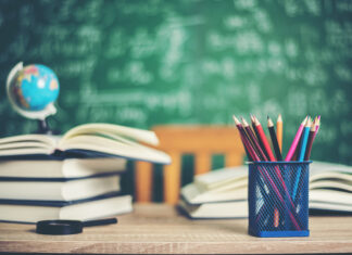 Besançon. Lycée François-Xavier à Besançon, les métiers de la nature Salle de classe avec des livres, des crayons et un globe