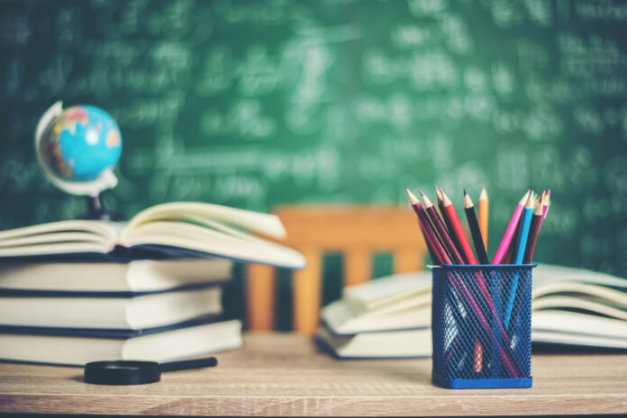 Salle de classe avec des livres, des crayons et un globe