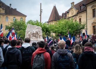 Groupe de personnes présentes au mémoriel de morteau