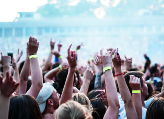 Doubs. Faites de la musique ! foule de gens écoutant de la musique