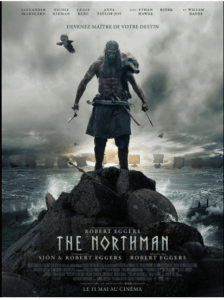 Affiche du film "The Northman" montrant Alexander Skarsgård debout sur un rocher, armé, avec une mer déchaînée et des drakkars en arrière-plan.