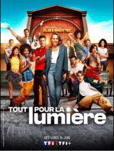 Affiche de la série télévisée « Tout pour la lumière » avec des personnages debout devant le bâtiment Studio Lumière, annonçant sa diffusion sur TF1 et TF1+.