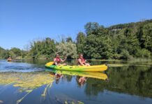 Deux personnes en kayak