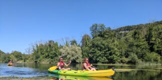 Deux personnes en kayak