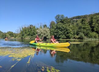 Deux personnes en kayak