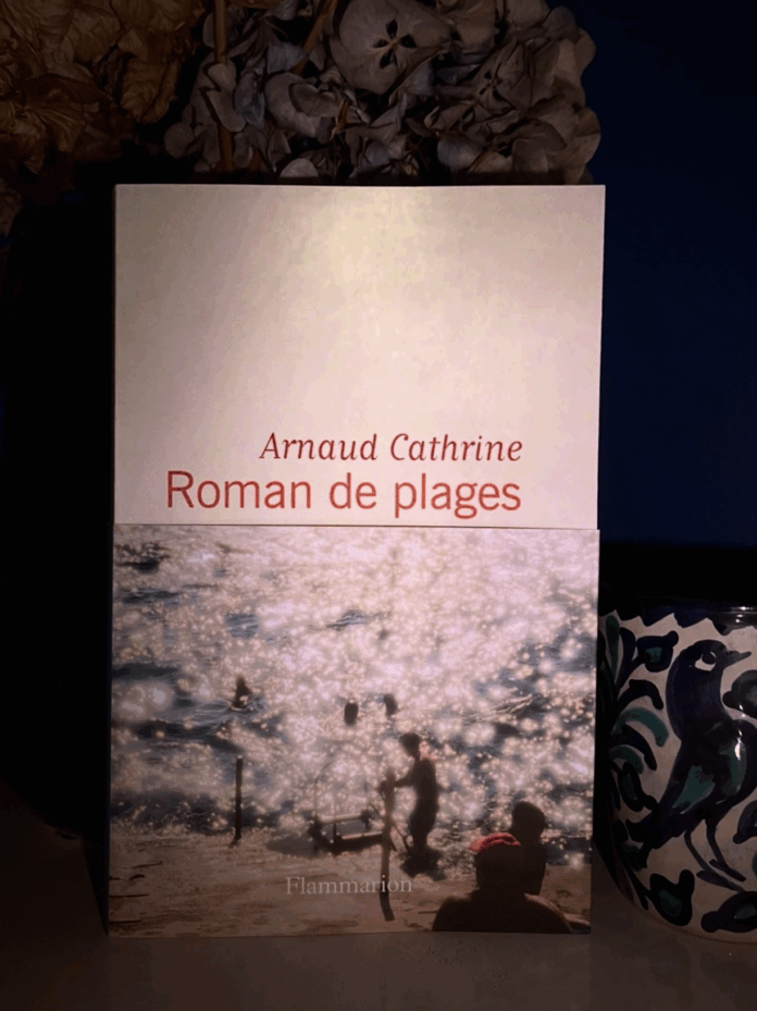 Couverture du livre Roman de plages d'Arnaud Cathrine, représentant une plage ensoleillée avec des personnes au bord de l'eau.