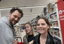 Marine et Lou ont pris une photo avec Éric Antoine au U Express de Rougemont