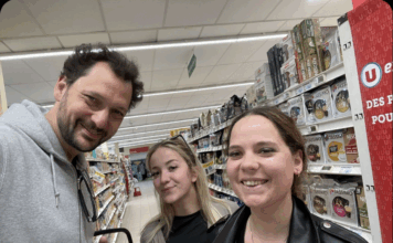 Marine et Lou ont pris une photo avec Éric Antoine au U Express de Rougemont