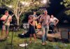 Othilie au micro avec un groupe de musique