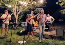 Othilie au micro avec un groupe de musique