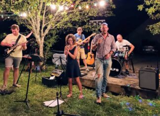 Othilie au micro avec un groupe de musique