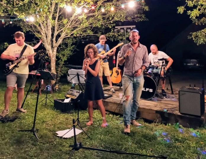 Othilie au micro avec un groupe de musique