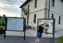 Franck Villemain colle des affiches