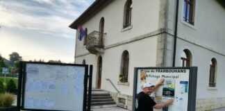 Franck Villemain colle des affiches