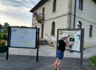 Franck Villemain colle des affiches