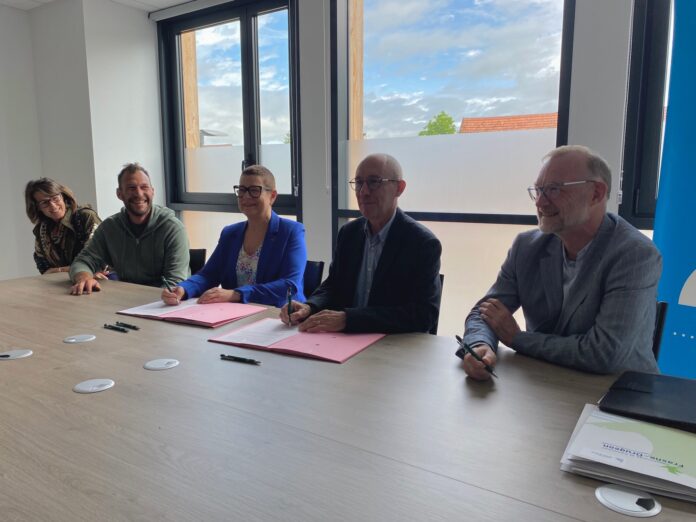 Convention aide immobilier entreprises Frasne personnes représentant le CFD, le Département, et Thomas Champreux Paysagiste et les Fromageries Marcel Petite