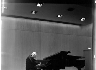 personne jouant du piano