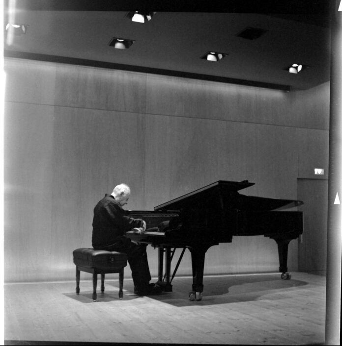 personne jouant du piano