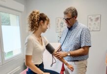 médecin libéral qui ausculte un patient