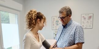 médecin libéral qui ausculte un patient