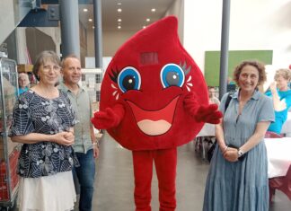 Besançon. La Journée mondiale de don du sang, une démarche vitale Anne Vignot la Maire de Besançon et Sylvie Zavatta Directrice du Frac, accompagnaient le Docteur Christophe Barisien Directeur de la collecte et de la production à l'Établissement Français du Sang