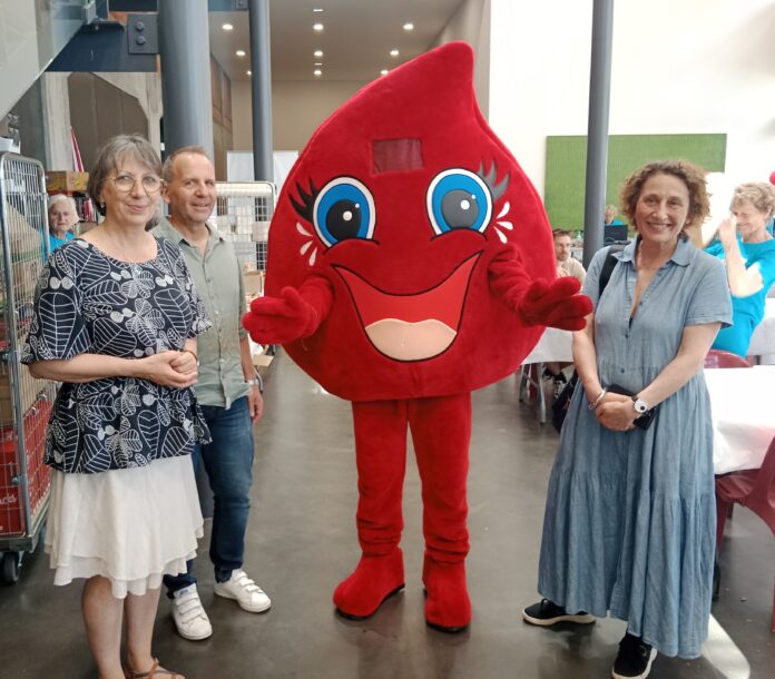 Besançon. Journée mondiale du don de sang Anne Vignot la Maire de Besançon et Sylvie Zavatta Directrice du Frac, accompagnaient le Docteur Christophe Barisien Directeur de la collecte et de la production à l'Établissement Français du Sang