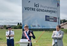 Le colonel Lionel James, commandant le groupement de gendarmerie départemental du Doubs, Benoît Vuillemin, Maire de Saône et Rémi Bastille, Préfet du Doubs