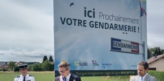 Le colonel Lionel James, commandant le groupement de gendarmerie départemental du Doubs, Benoît Vuillemin, Maire de Saône et Rémi Bastille, Préfet du Doubs