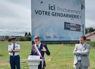 Le colonel Lionel James, commandant le groupement de gendarmerie départemental du Doubs, Benoît Vuillemin, Maire de Saône et Rémi Bastille, Préfet du Doubs
