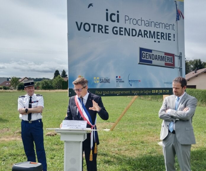 Grand Besançon. Pose de la 1ère pierre de la gendarmerie de Saône Le colonel Lionel James, commandant le groupement de gendarmerie départemental du Doubs, Benoît Vuillemin, Maire de Saône et Rémi Bastille, Préfet du Doubs