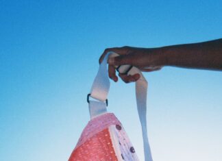 Doubs. Des bananes aux couleurs des Jeux de Paris 2024 : l’ingénieuse idée de la triathlète Charlotte Faivre