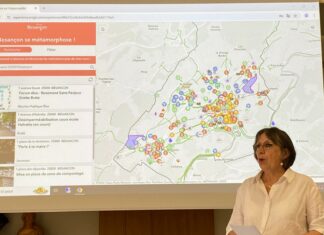 Anne vignot devant un tableau