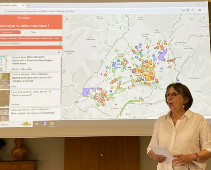 Anne vignot devant un tableau
