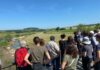 Des gens sur un pont
