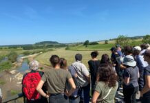Des gens sur un pont
