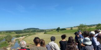 Des gens sur un pont