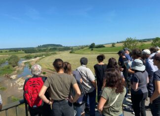 Des gens sur un pont