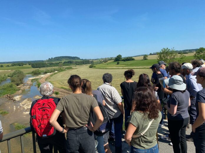 Des gens sur un pont
