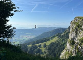 Allan Cahorel suspendu dans le vide sur un fil