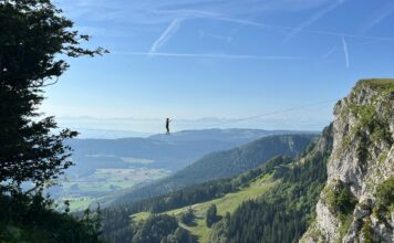 Haut-Doubs. Suspendu dans le vide, Allan Cahorel transforme le Mont d’Or en scène artistique Allan Cahorel suspendu dans le vide sur un fil