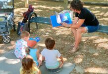 Lecture d'un livre aux enfants