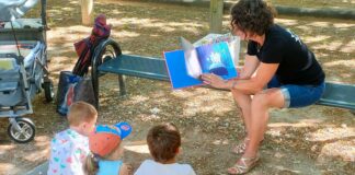 Lecture d'un livre aux enfants