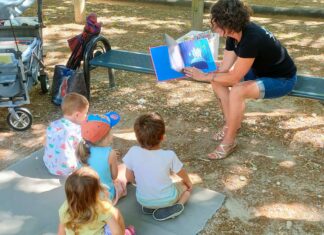 Lecture d'un livre aux enfants